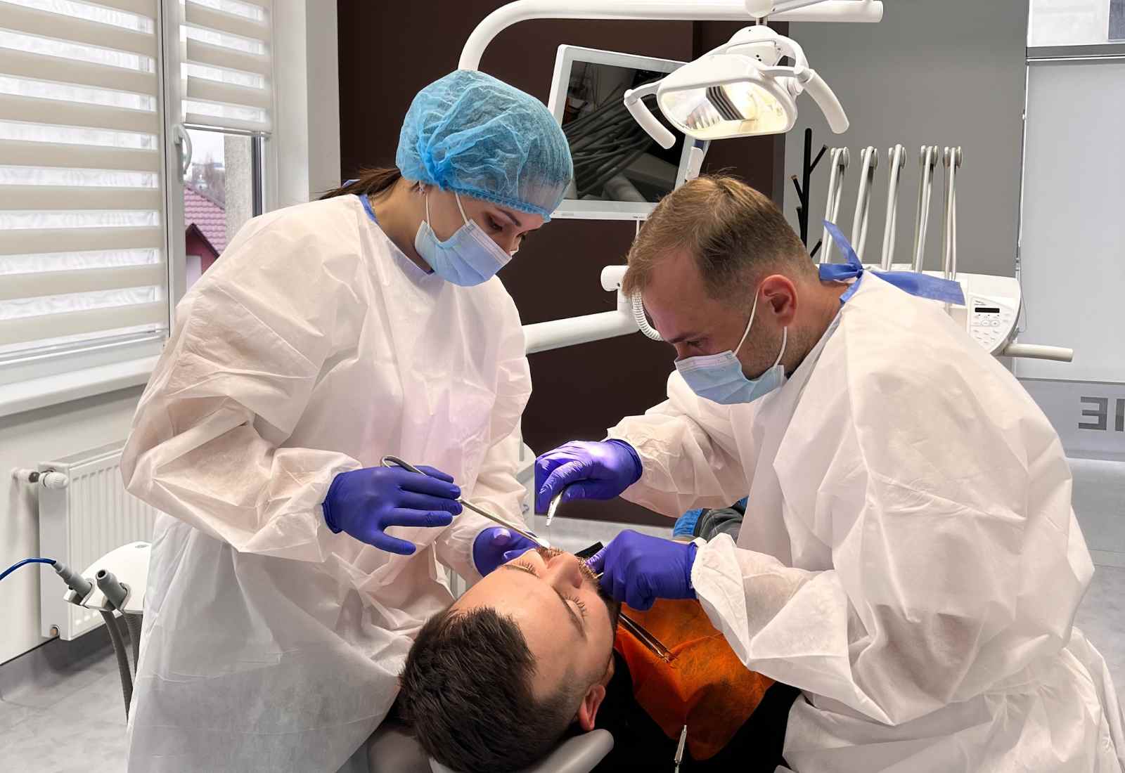 tratament stomatologic implant dentar