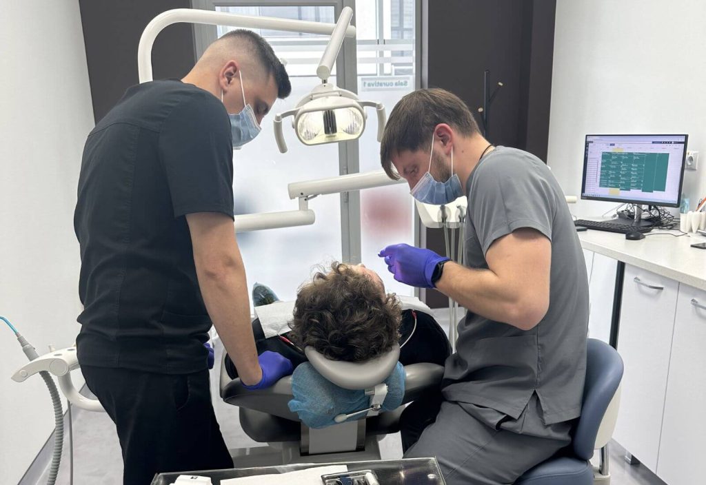 7 probleme grave pe care igienizarea dentară cu ultrasunete le previne (și pe care le ignori în fiecare zi)