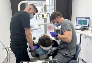 7 probleme grave pe care igienizarea dentară cu ultrasunete le previne (și pe care le ignori în fiecare zi)
