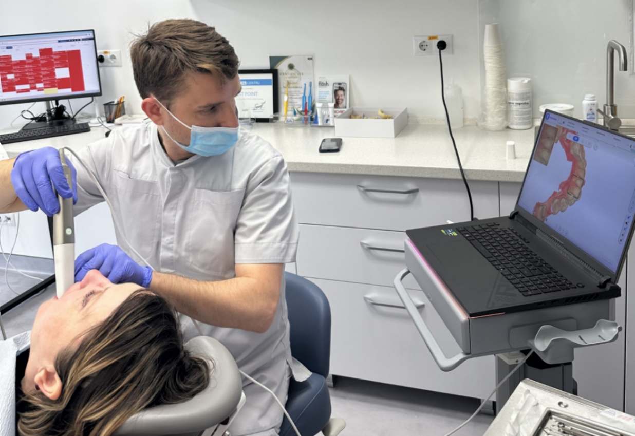medicul face scanare digitală pentru implant dentar imediat